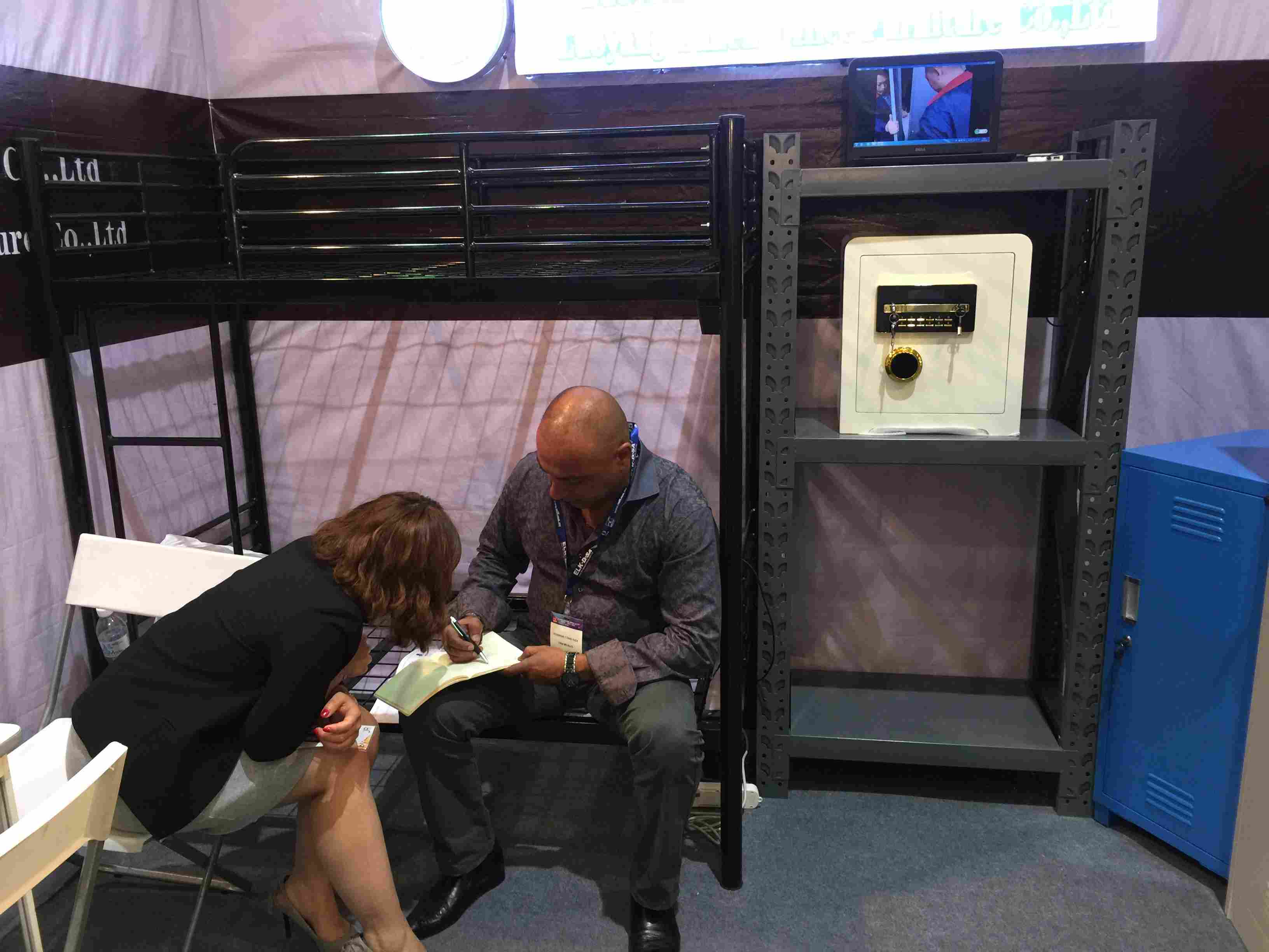 Global buyers consulting KAYOU steel shelving at the exhibition (3) Global buyers consulting KAYOU steel shelving at the exhibition (3)