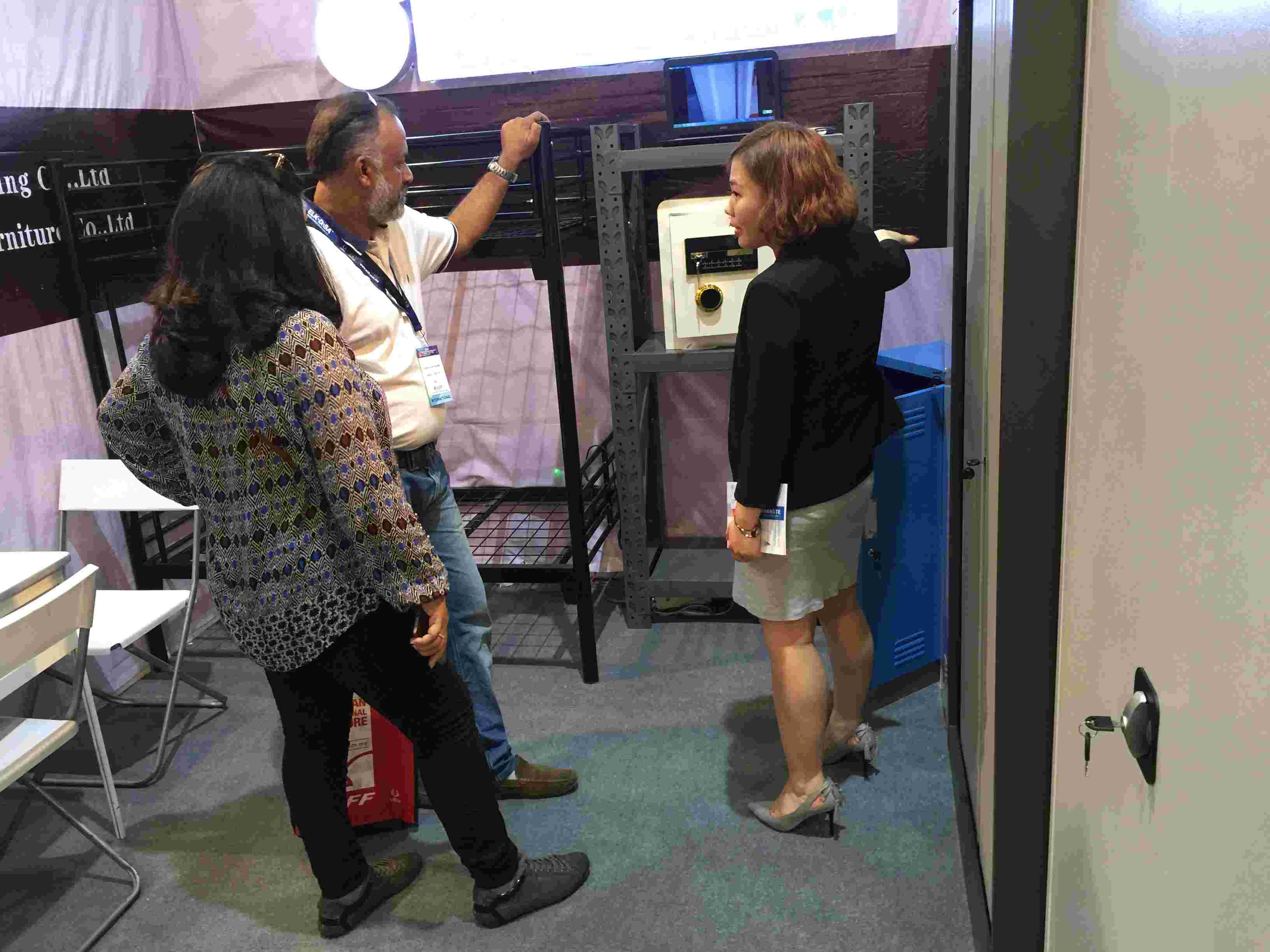 Global buyers consulting KAYOU steel shelving at the exhibition (5) Global buyers consulting KAYOU steel shelving at the exhibition (5)