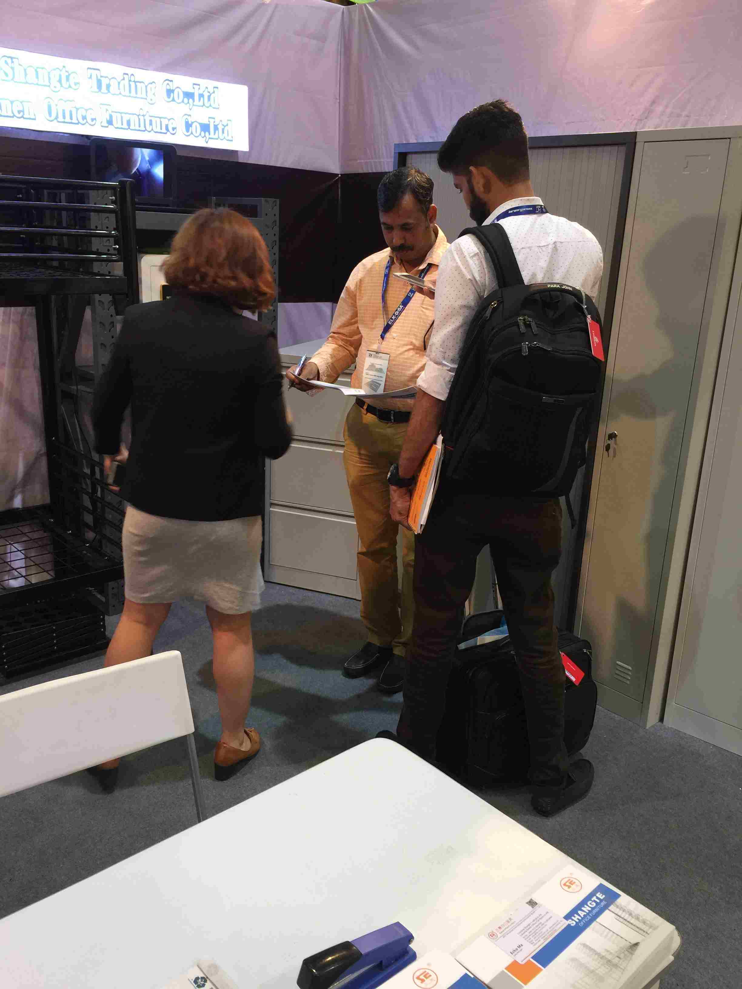 Global buyers consulting KAYOU steel shelving at the exhibition (2) Global buyers consulting KAYOU steel shelving at the exhibition (2)