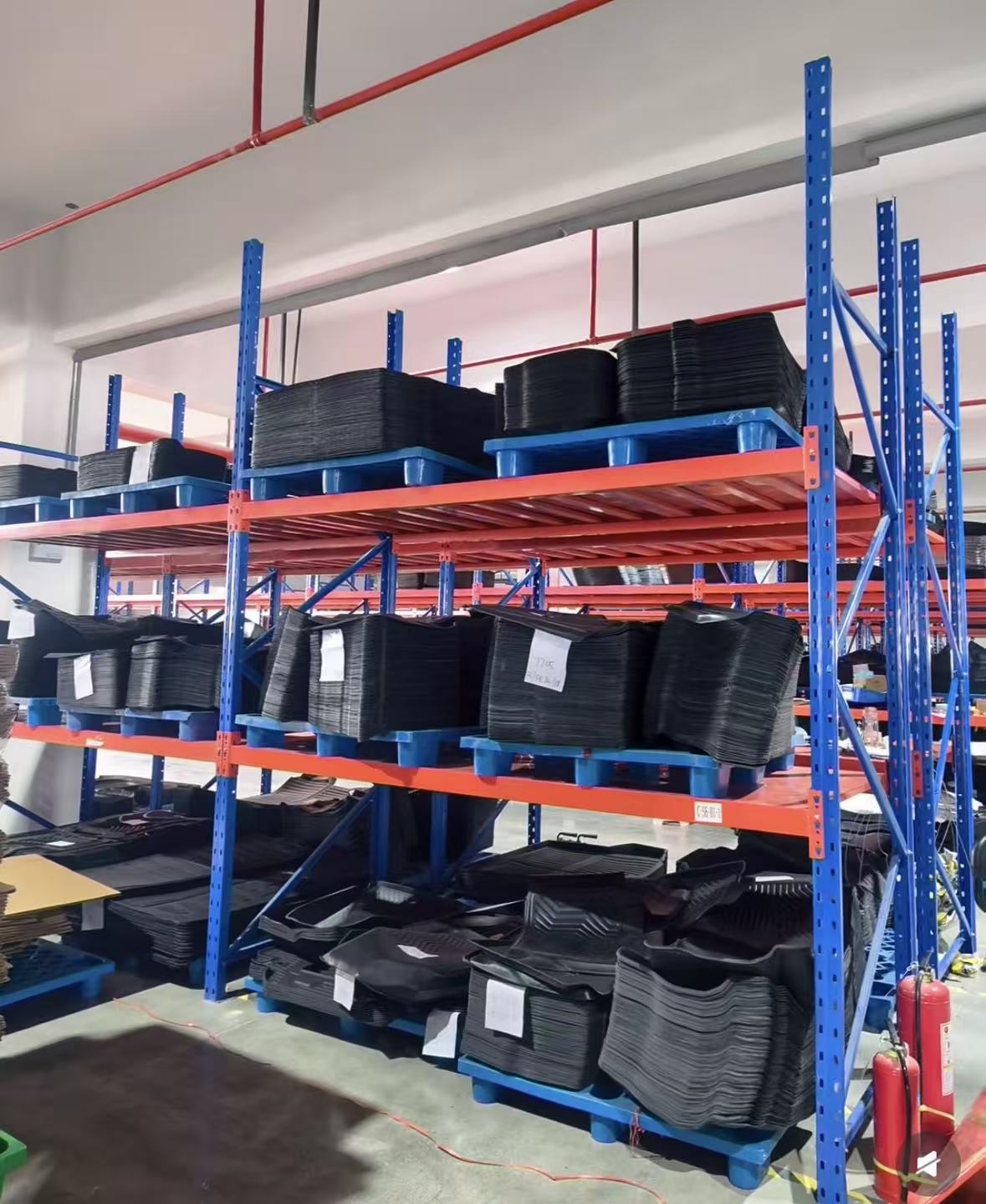 Selective pallet racking with steel decking for plastic pallet storage