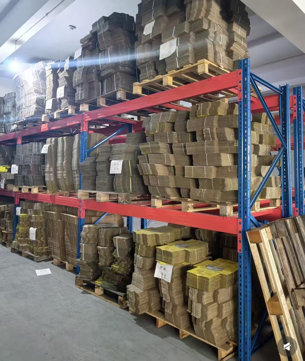 Industrial pallet racking layout for packaging material warehouse